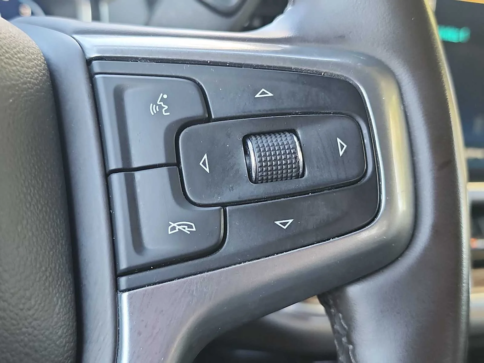 Used 2025 Summit White Chevrolet LT image 14