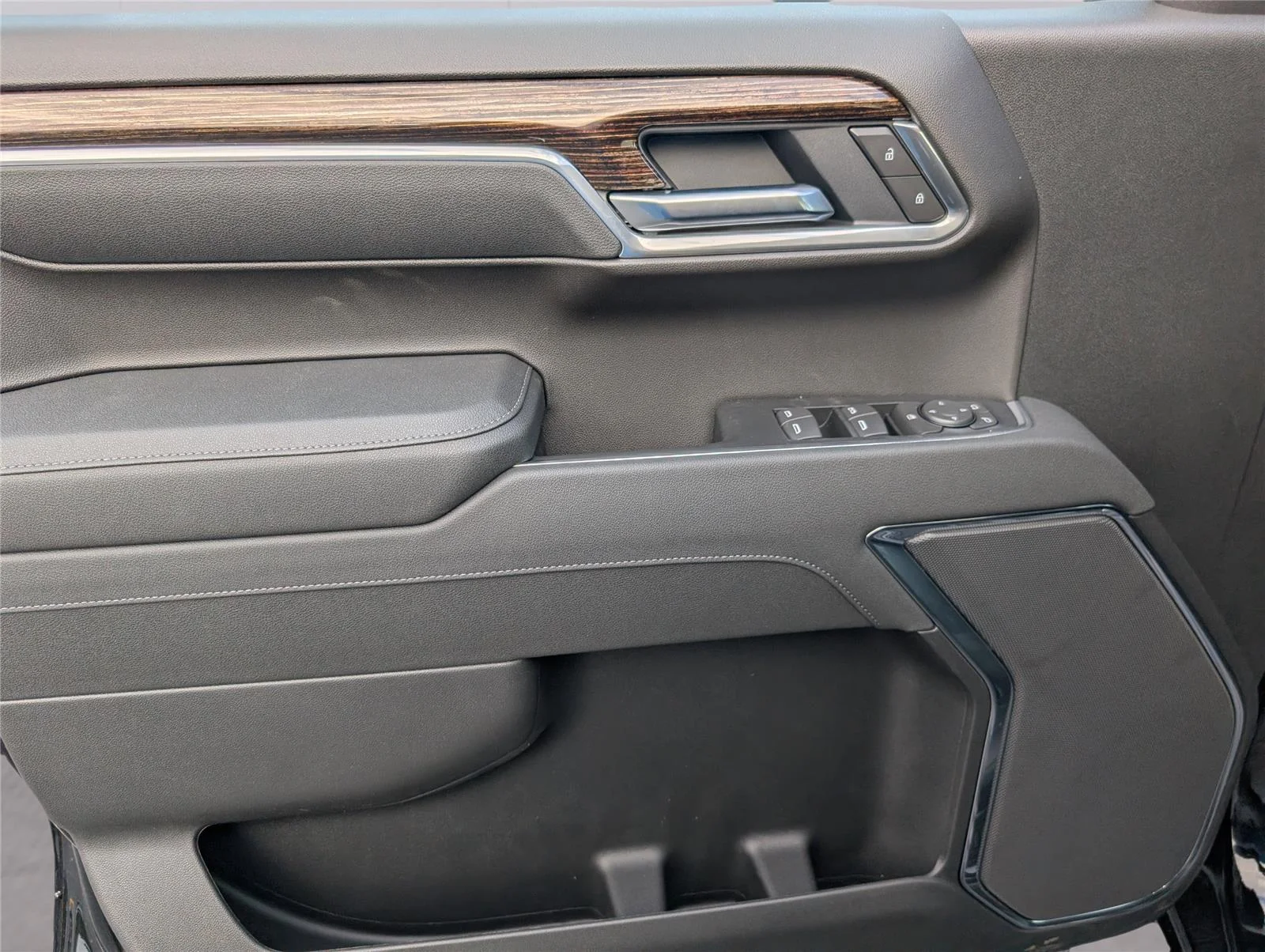 New 2026 Onyx Black GMC Elevation image 29