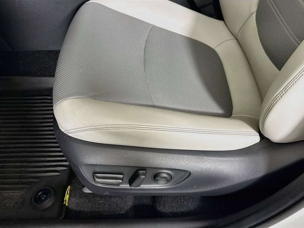 Used 2024  Toyota Hybrid Limited image 19