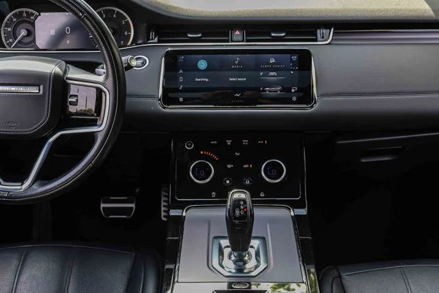 Used 2023  Land Rover R-Dynamic SE image 10