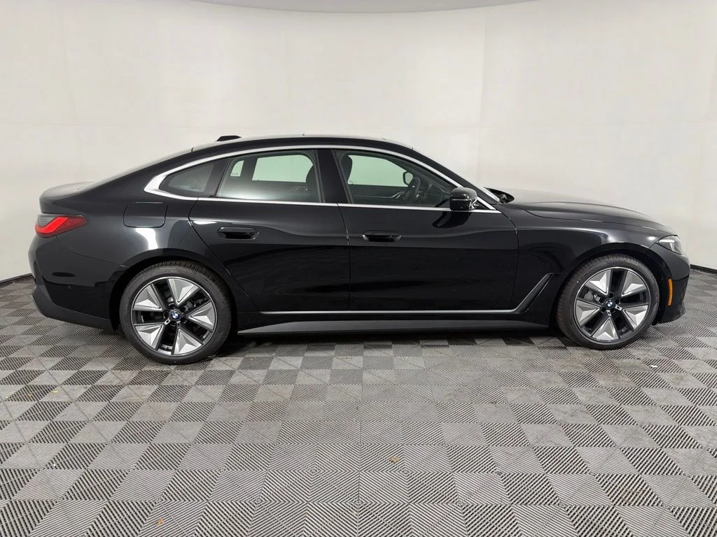Used 2026 Black Sapphire Metallic BMW xDrive40 image 4