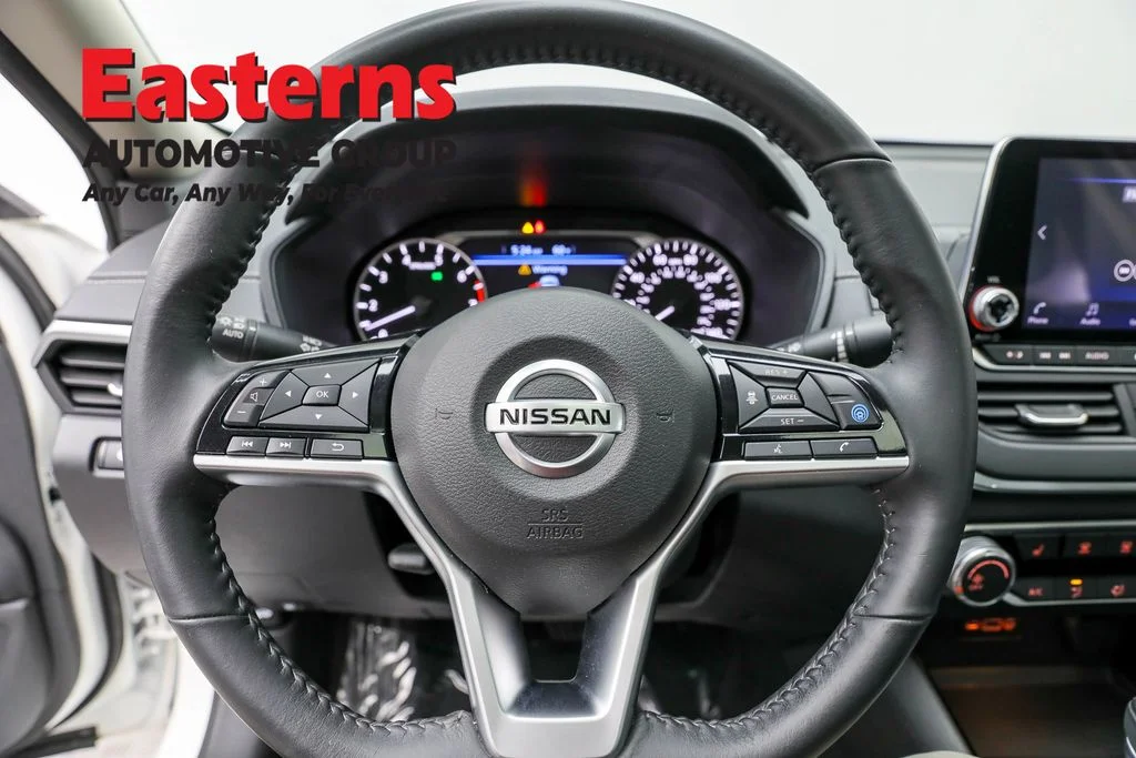 Used 2022 White Nissan 2.5 SV image 10