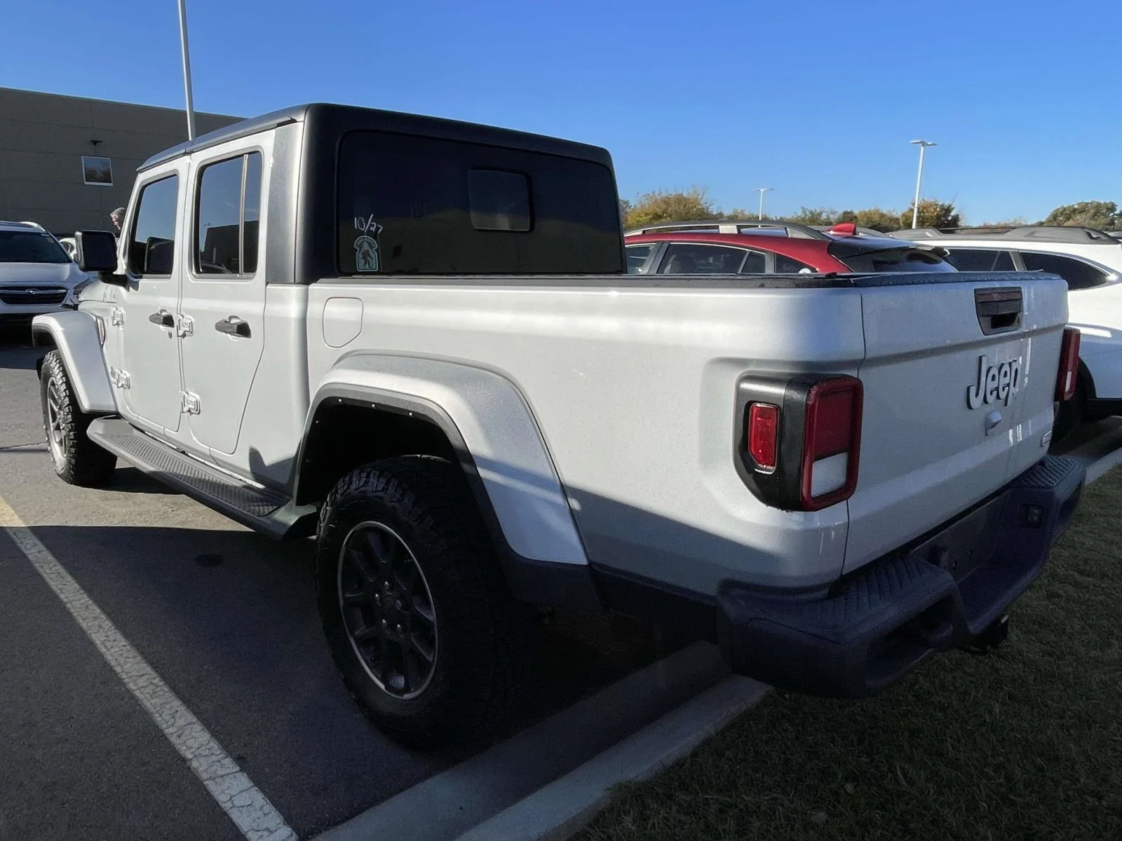 Used 2023 Silver Zynith Clearcoat Jeep Overland image 3