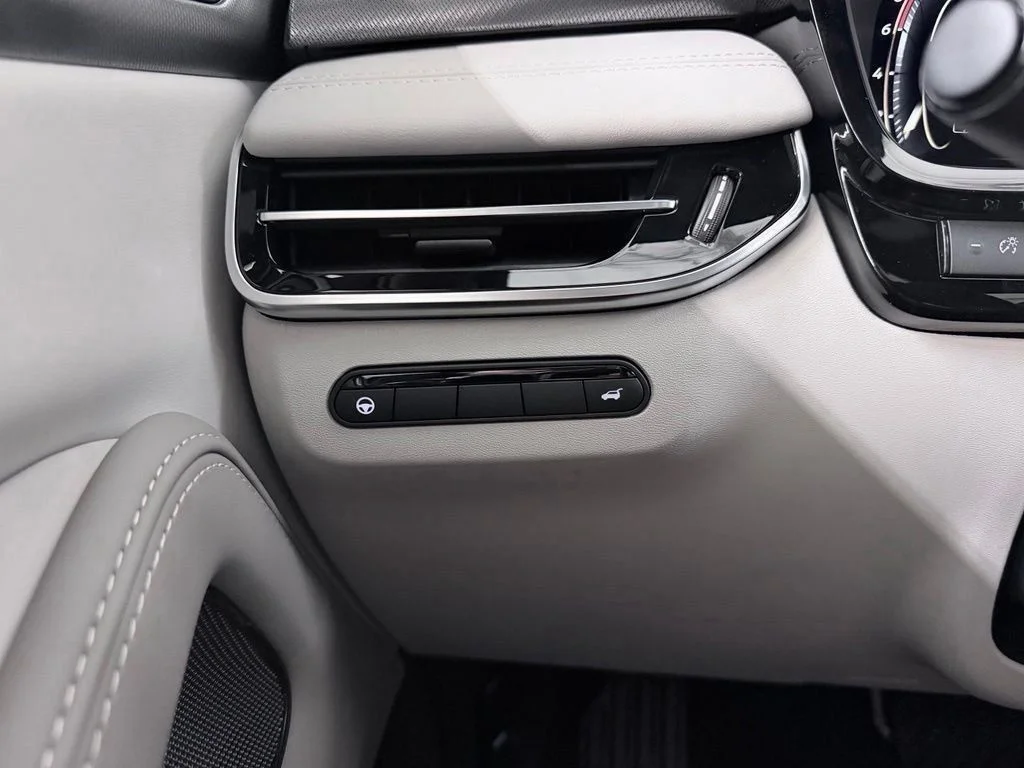 New 2027 RADIANT WHITE INFINITI Luxe AWD image 30