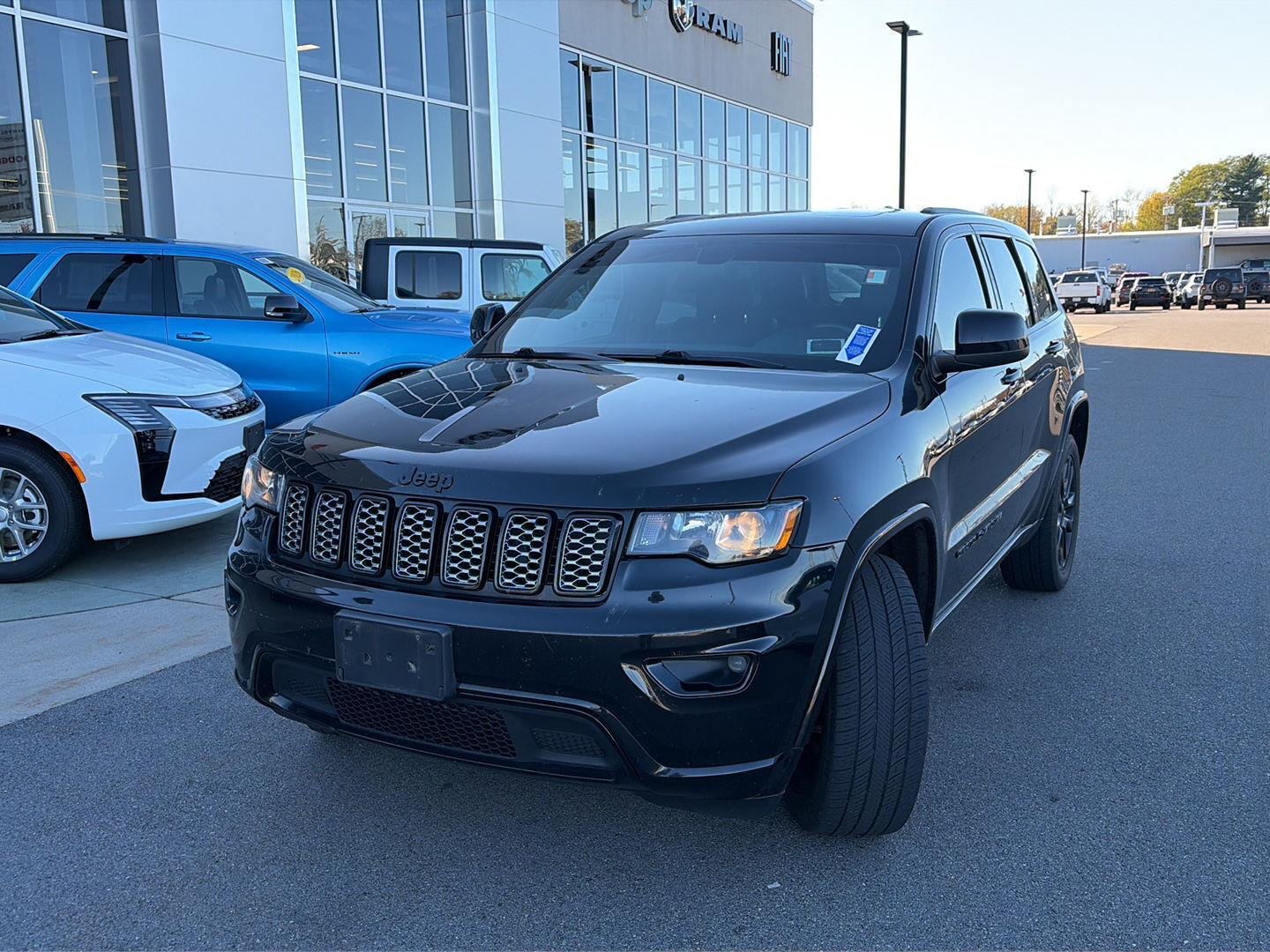 Used 2019 Diamond Black Crystal Pearlcoat Jeep Altitude image 4