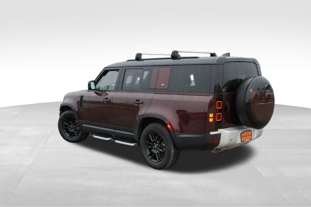 Used 2023  Land Rover SE image 7