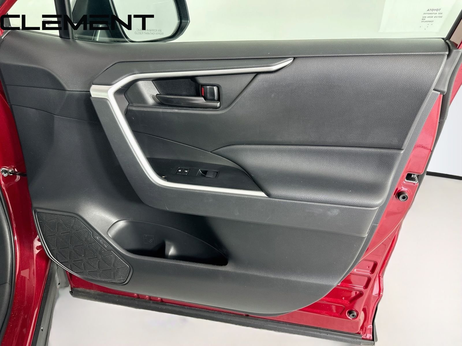 2024 Toyota RAV4 LE - Photo 34