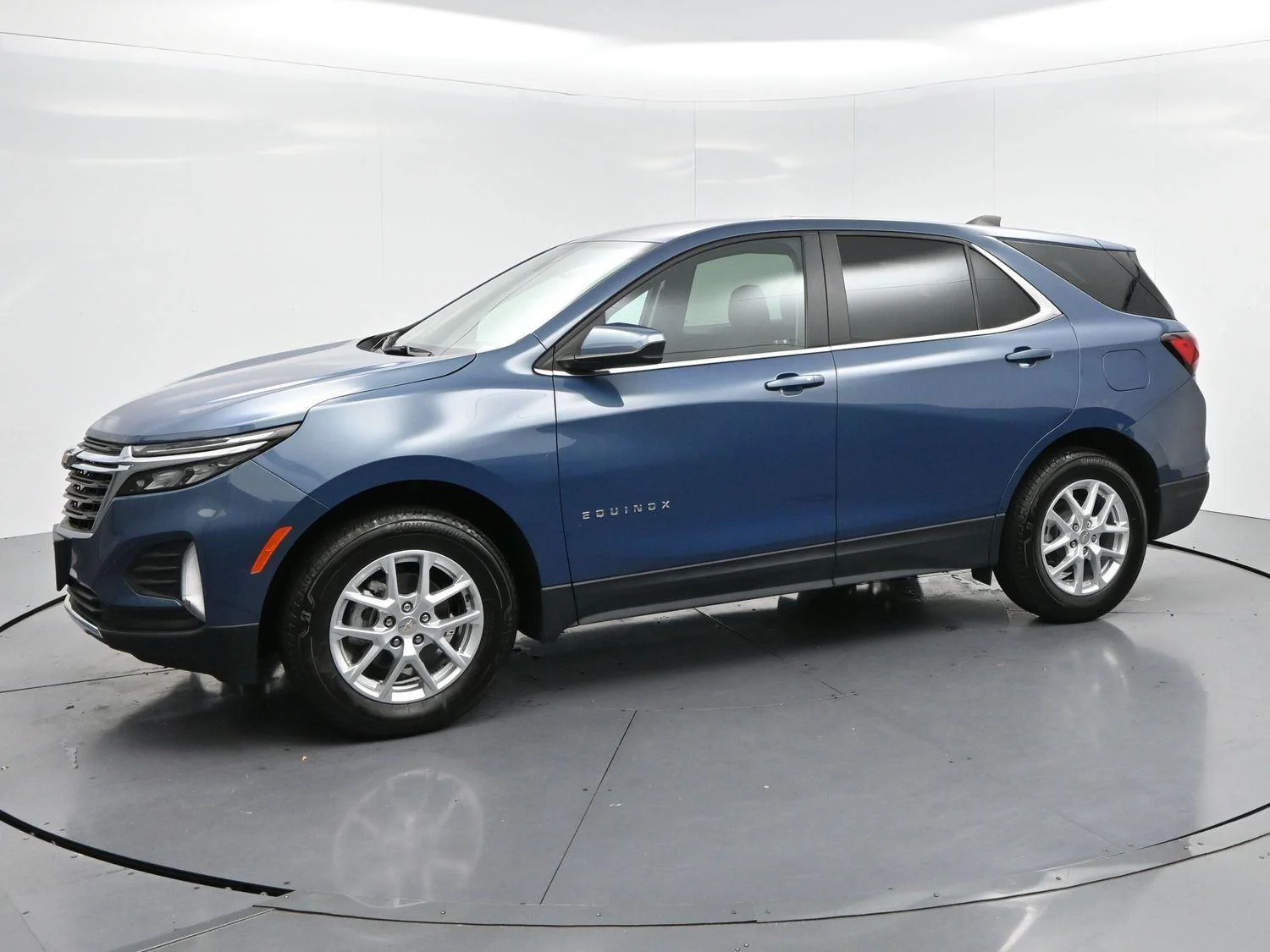 Used 2024 Lakeshore Blue Metallic Chevrolet LT image 4
