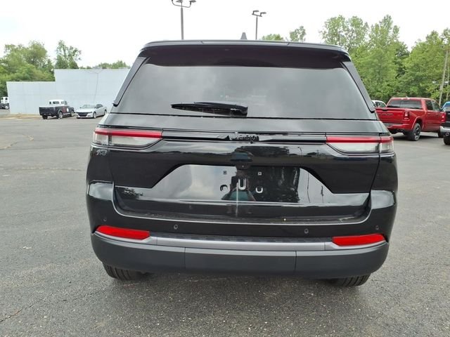 New 2026 Diamond Black Crystal Pearl-Coat Exterior Paint Jeep Altitude image 6