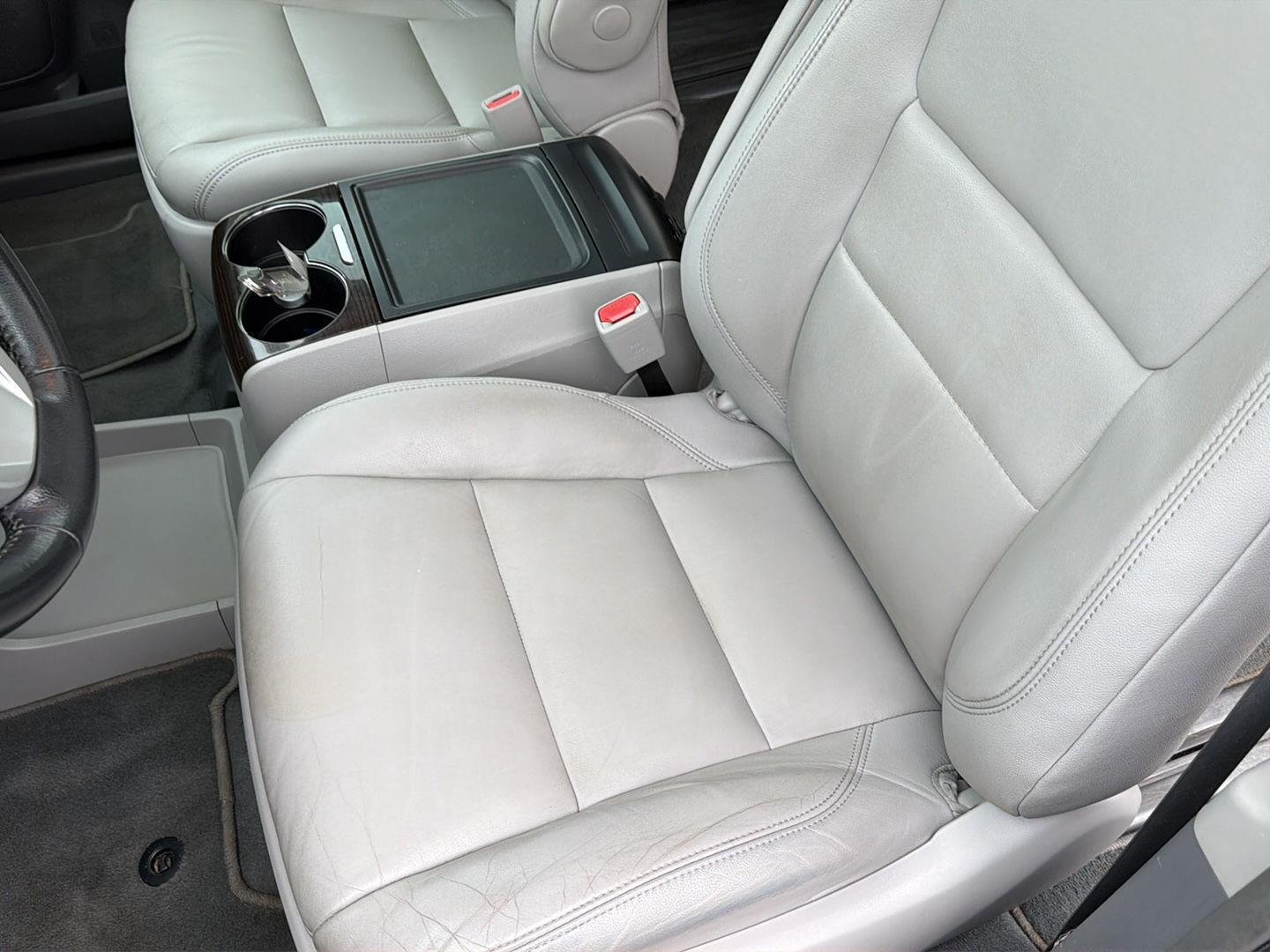 Used 2019 Celestial Silver Metallic Toyota XLE Premium 8-Passenger image 27