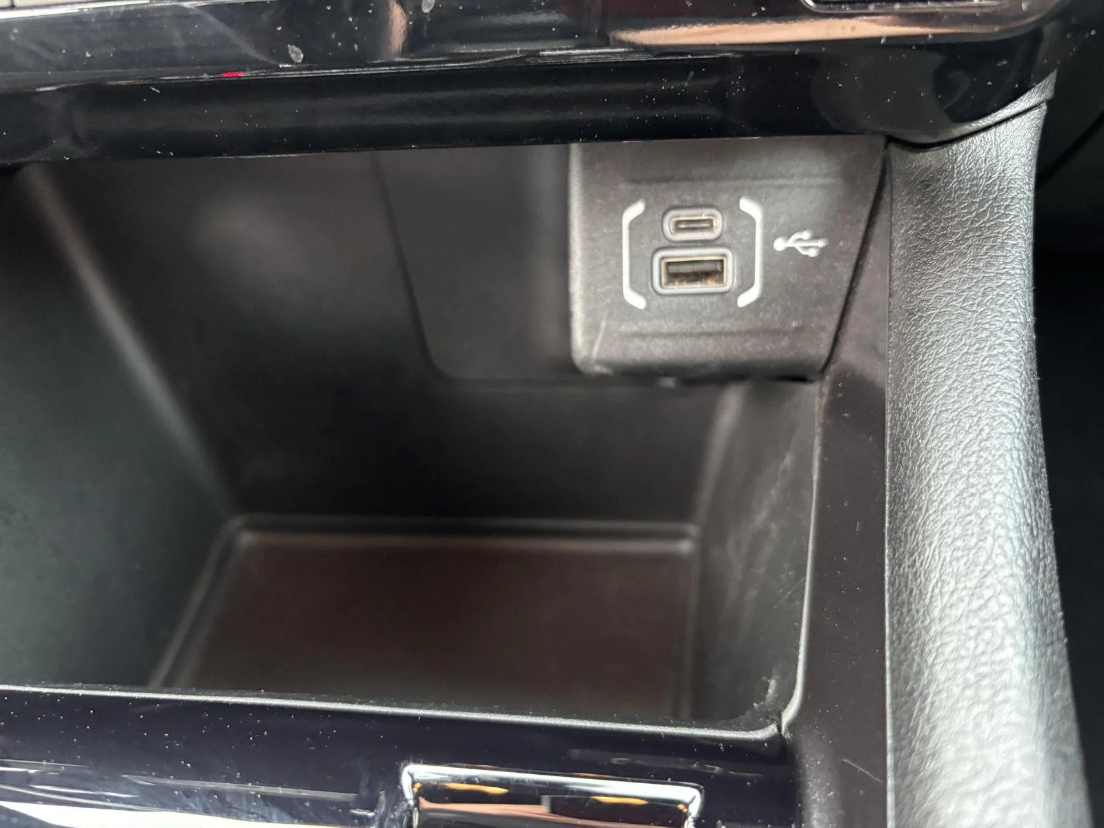 Used 2023 Bright White Clearcoat Jeep Latitude image 28