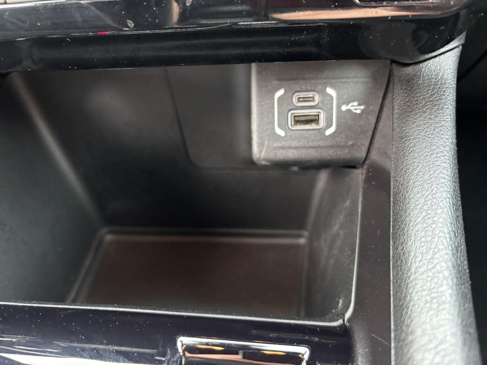 Used 2023 Bright White Clearcoat Jeep Latitude image 28