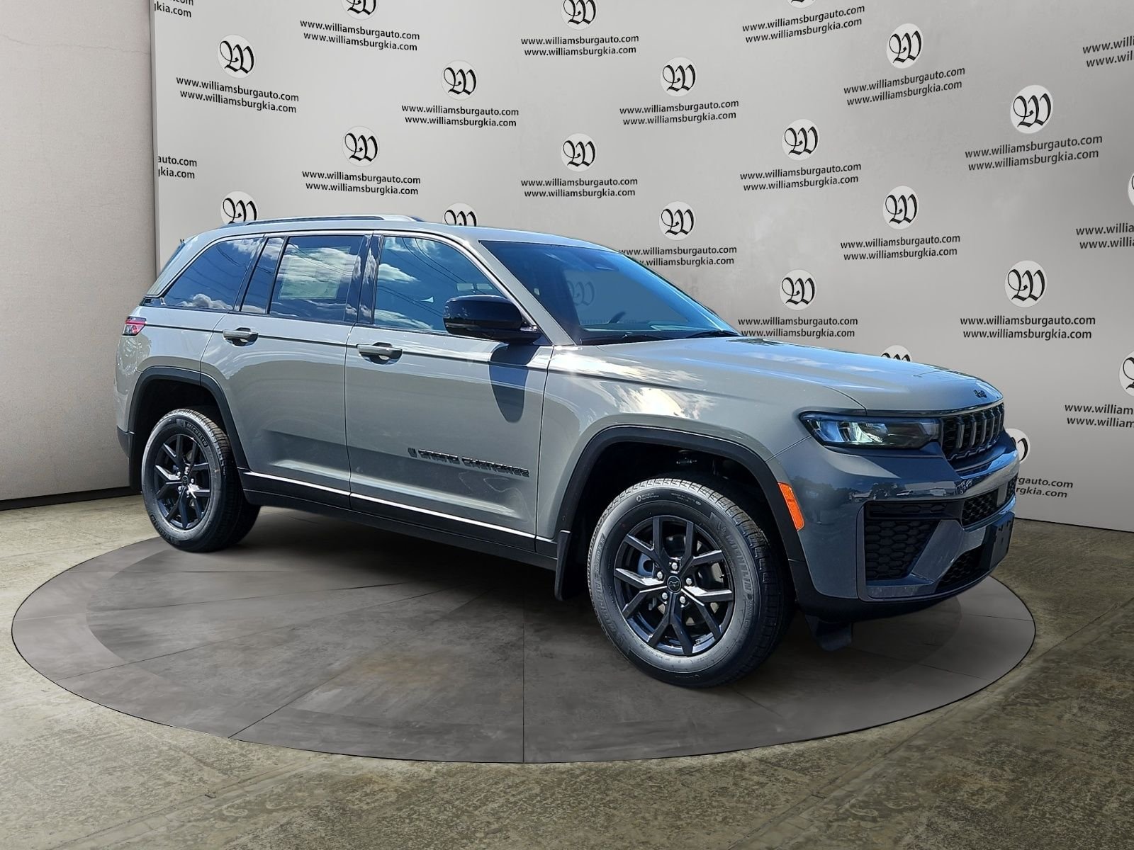 New 2027 Sting-Gray Clearcoat Jeep Laredo Altitude image 7