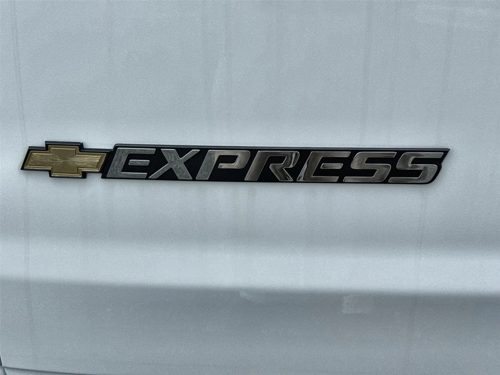 New 2026 Summit White Chevrolet 1WT image 28