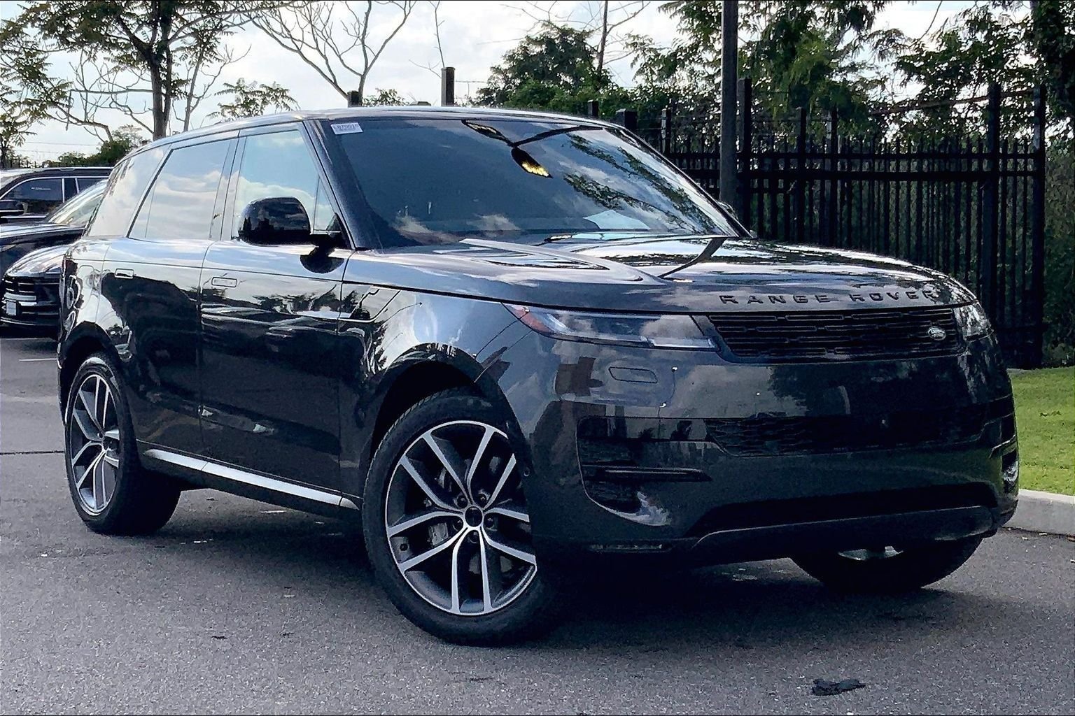 New 2027 Carpathian Grey Land Rover SE image 2