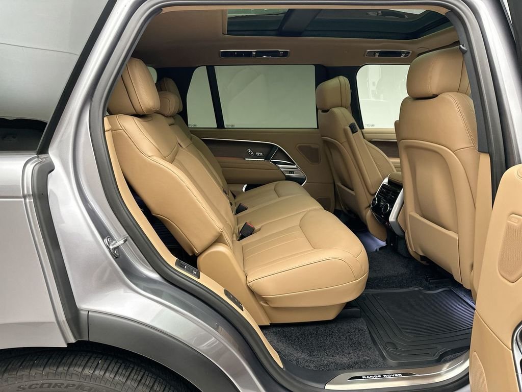 New 2026 Eiger Grey Land Rover SE image 7