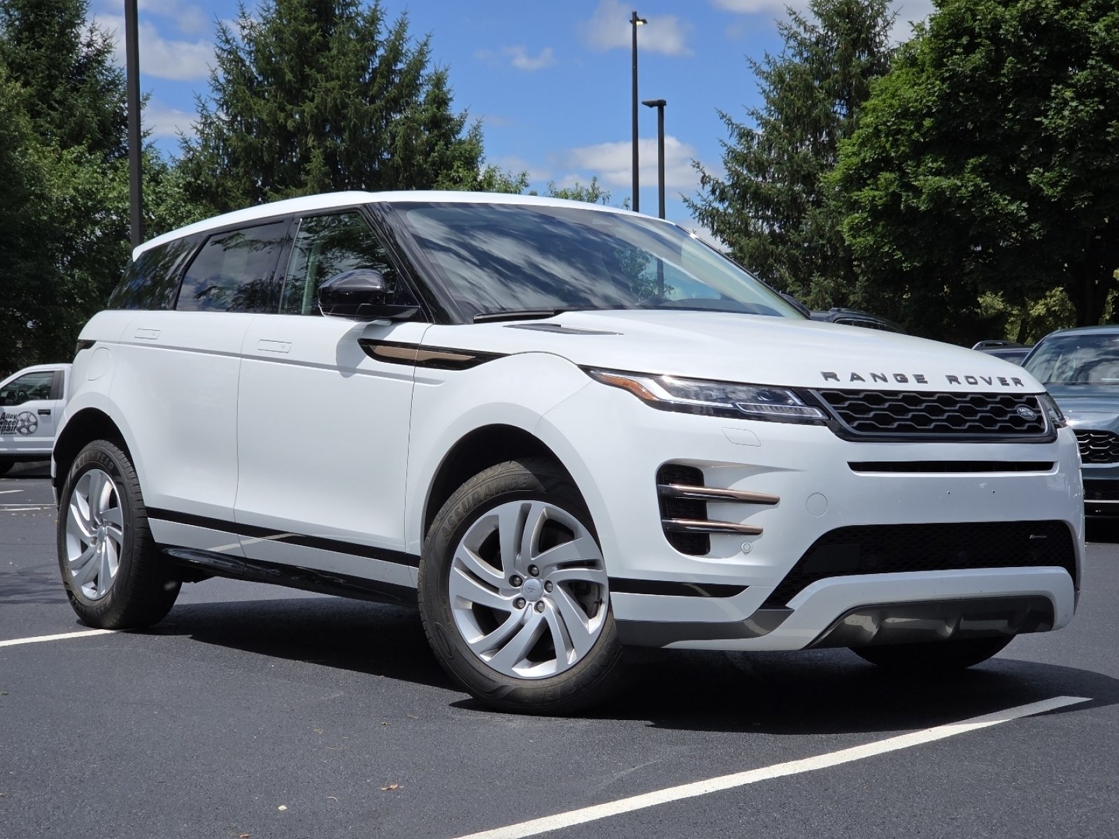 Used 2023 Fuji White Land Rover Dynamic image 2