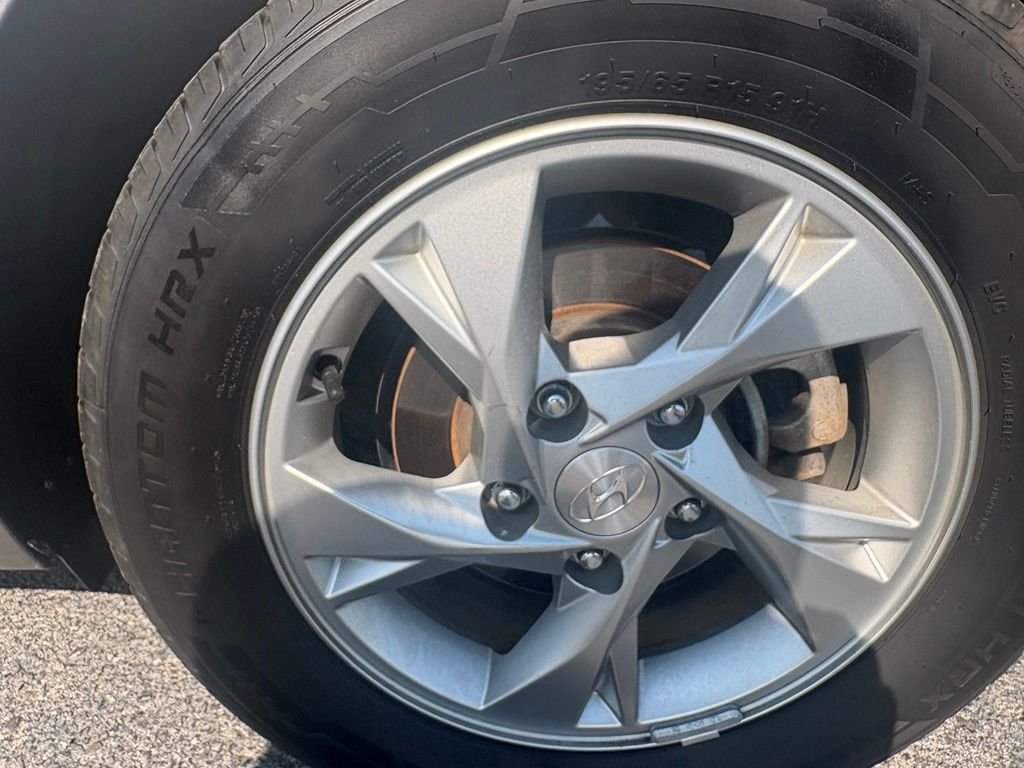 Used 2023 Gray Hyundai SE image 9