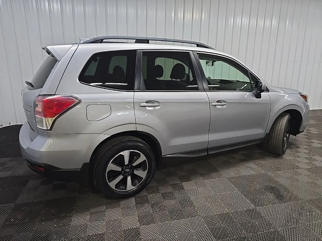 Used 2017 Ice Silver Metallic Subaru 2.5i Premium image 3