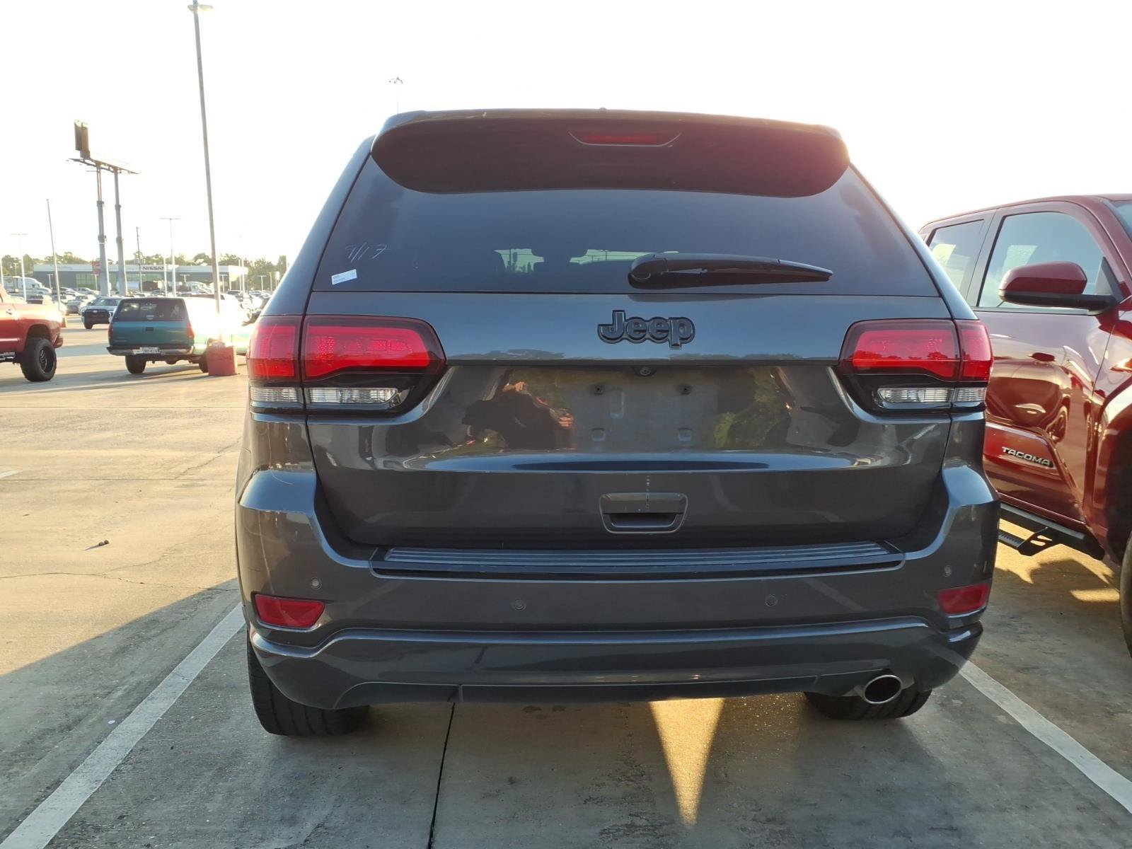 Used 2018 Crystal Metallic Jeep Altitude image 7