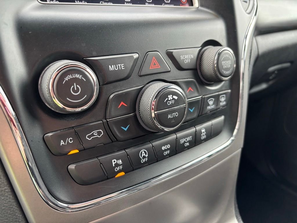 Used 2020 Black Jeep Laredo image 28
