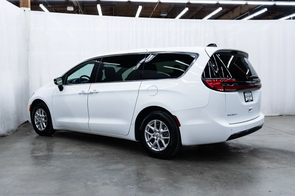 Used 2025 White Chrysler Select image 4