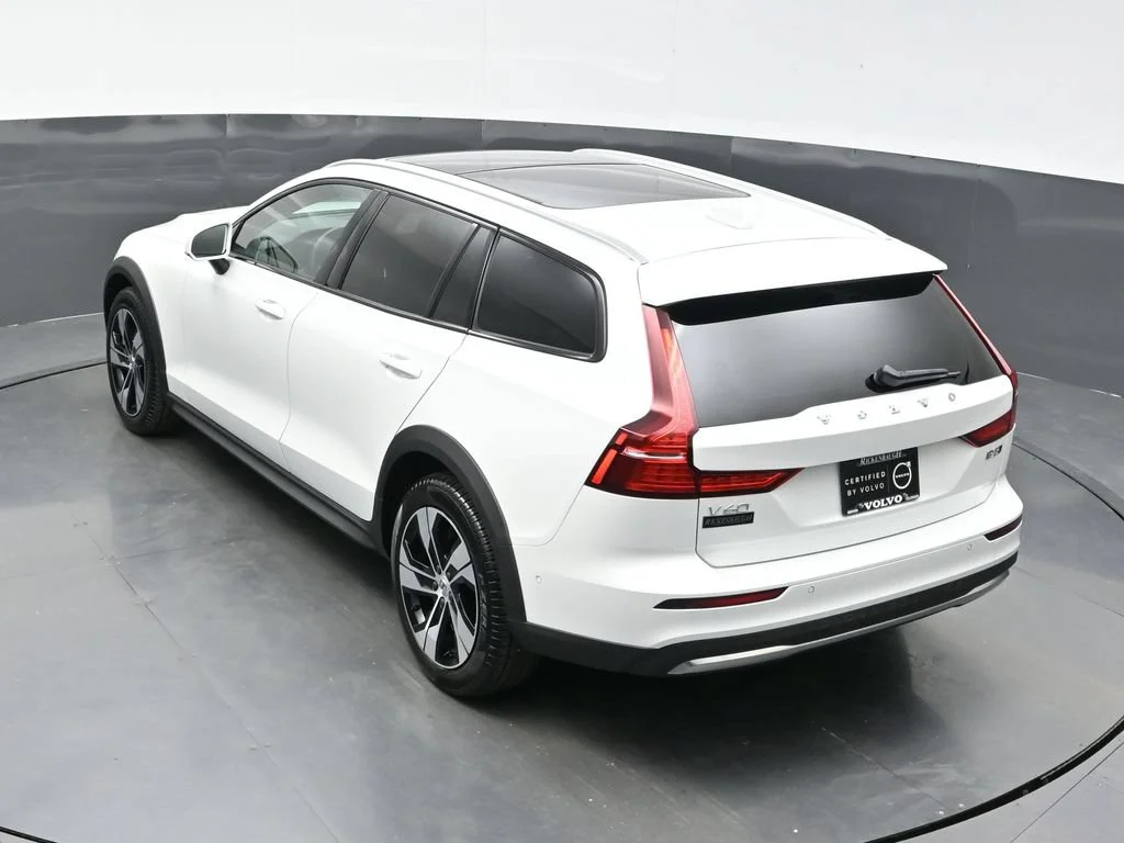 Certified Used 2026 Crystal White Volvo Plus image 31