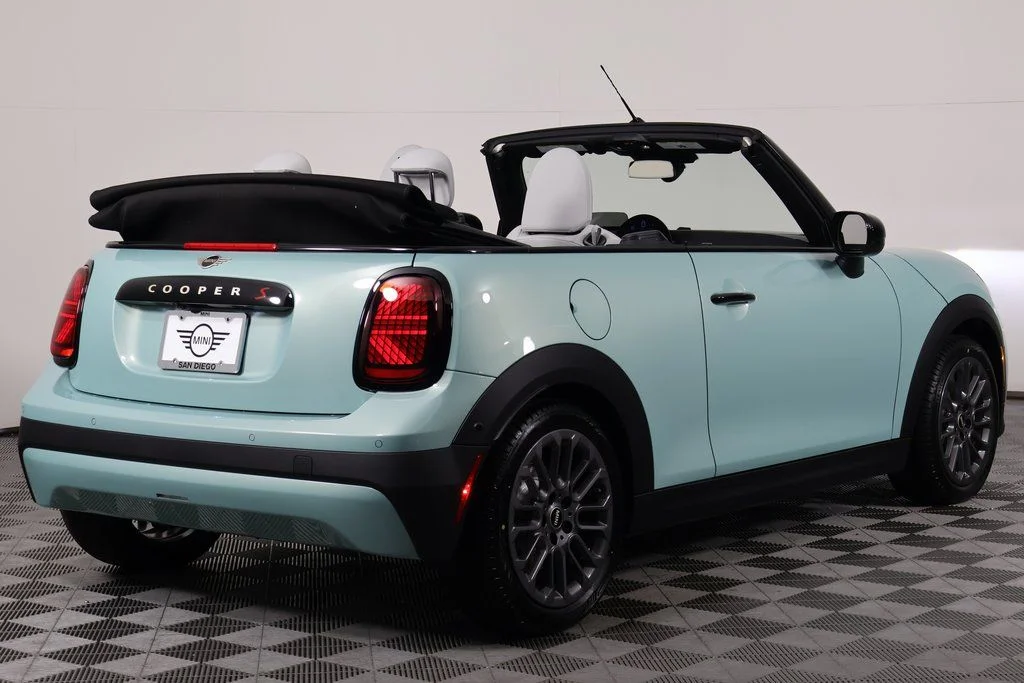 New 2026 Green Metallic MINI Signature Plus image 3