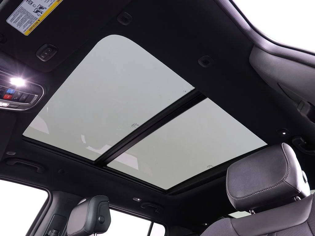 New 2026 Bright White Clear-Coat Exterior Paint Jeep Limited Altitude image 14