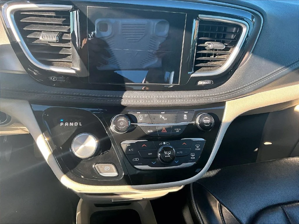 Used 2018 White Chrysler Limited image 29