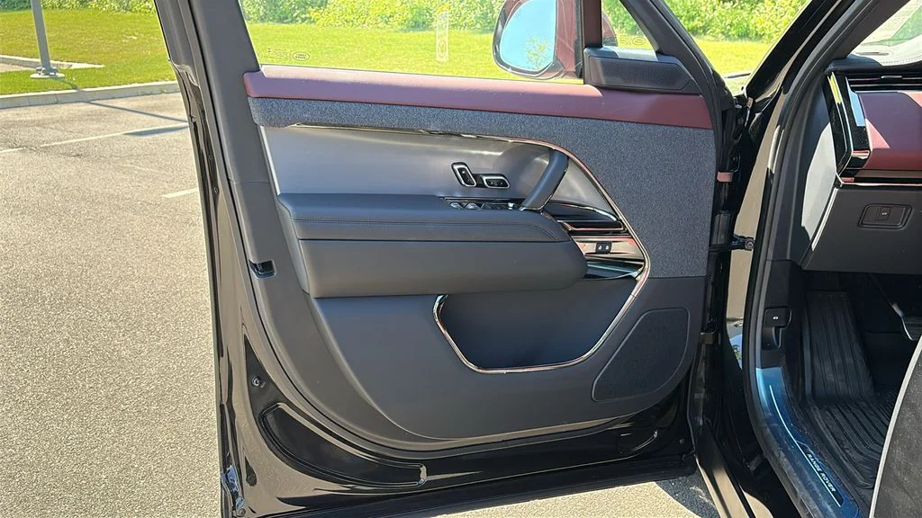 New 2026 Santorini Black LAND ROVER Dynamic SE image 8