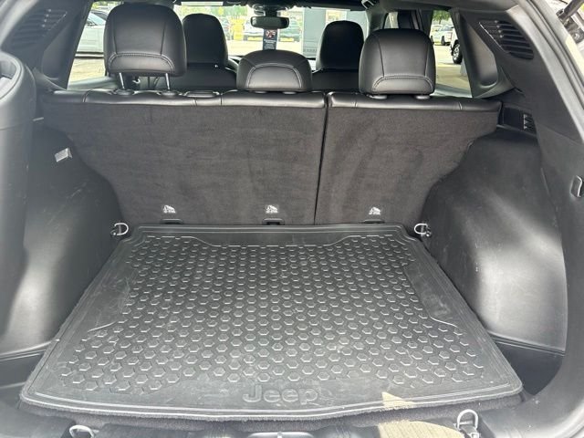 Used 2023 Silver Jeep Latitude image 18