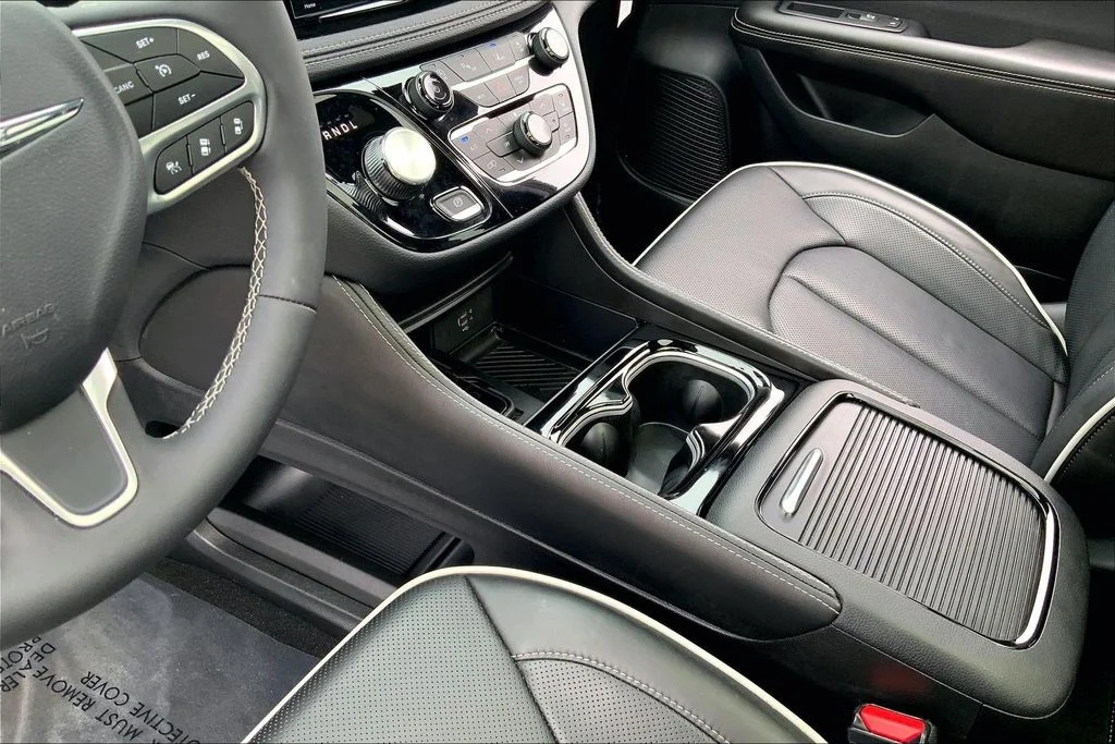 2026 Chrysler Pacifica Limited - Photo 16