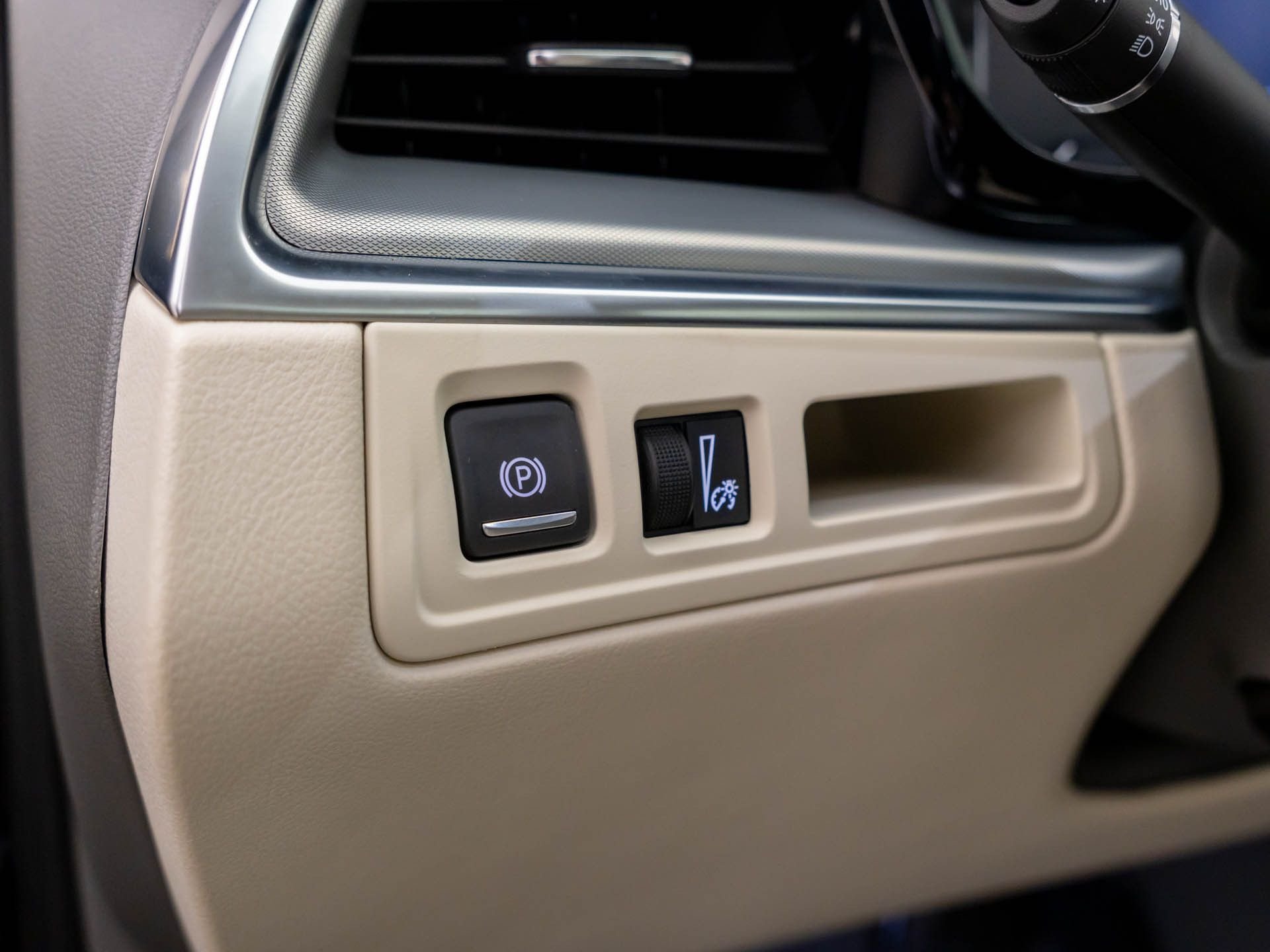 Used 2025 Black Cadillac Premium Luxury image 21