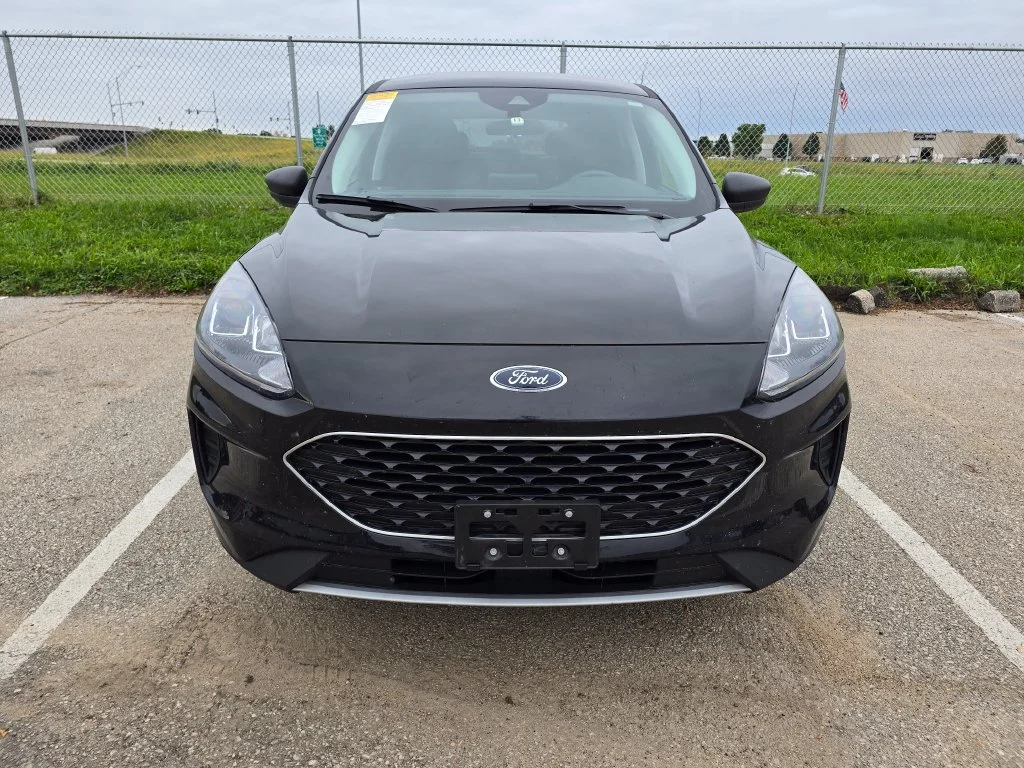 Used 2022 Black Ford SE image 2