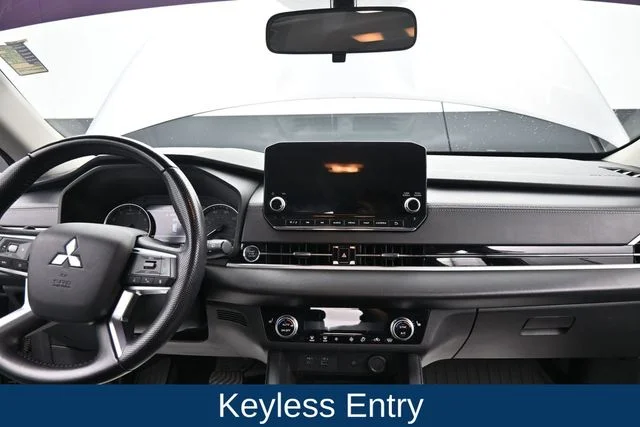 Used 2022  Mitsubishi SE image 15