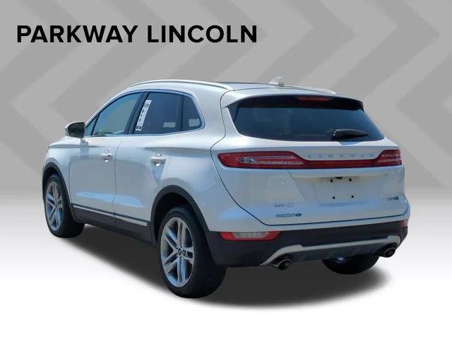 Used 2015 White Lincoln Base image 3