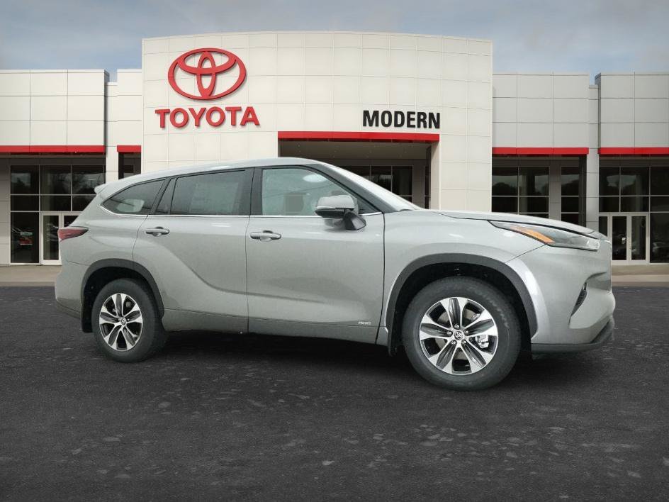 New 2026 Heavy Metallic Toyota Hybrid XLE image 10