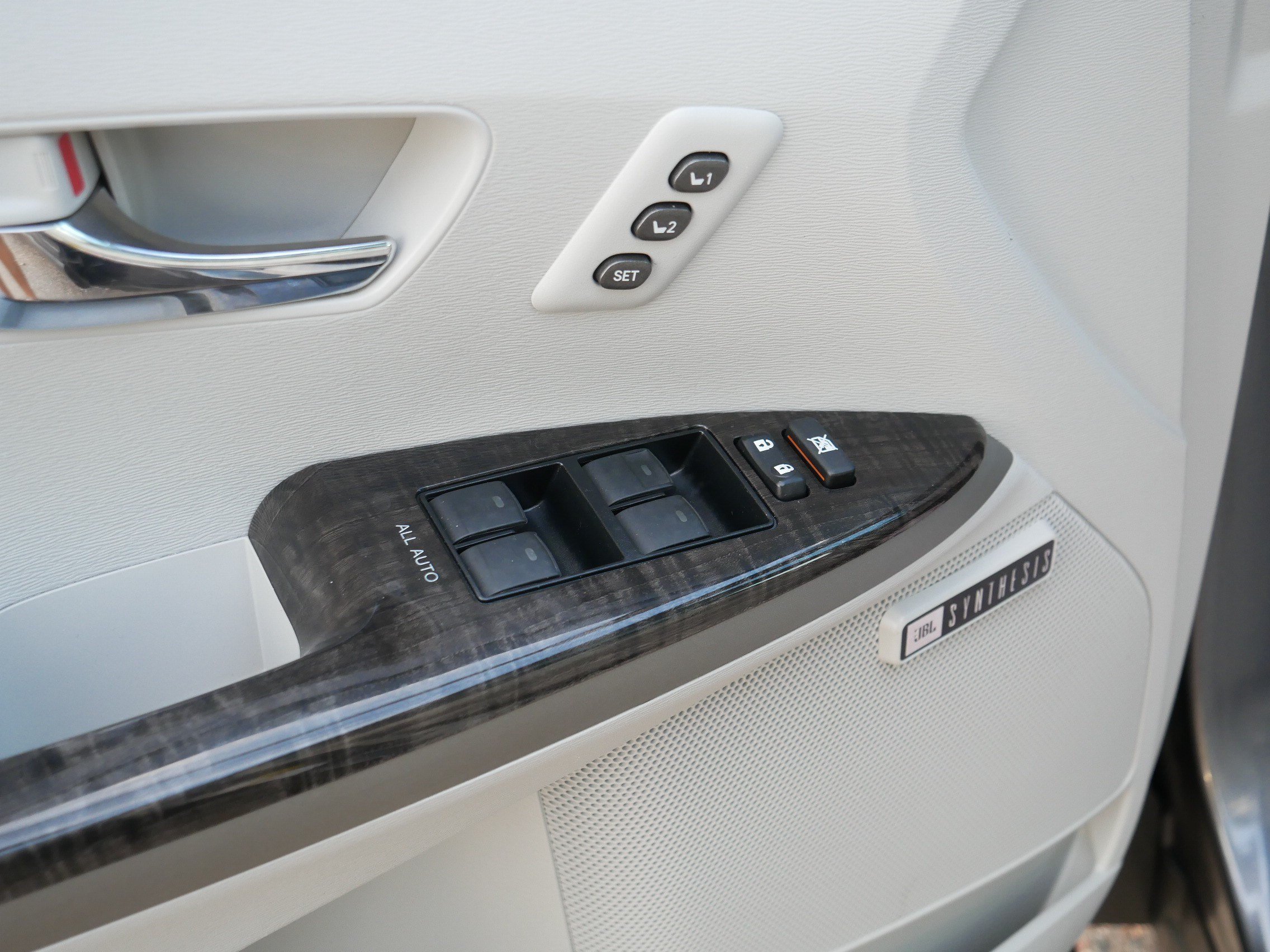 Used 2013 Magnetic Gray Metallic Toyota XLE image 19