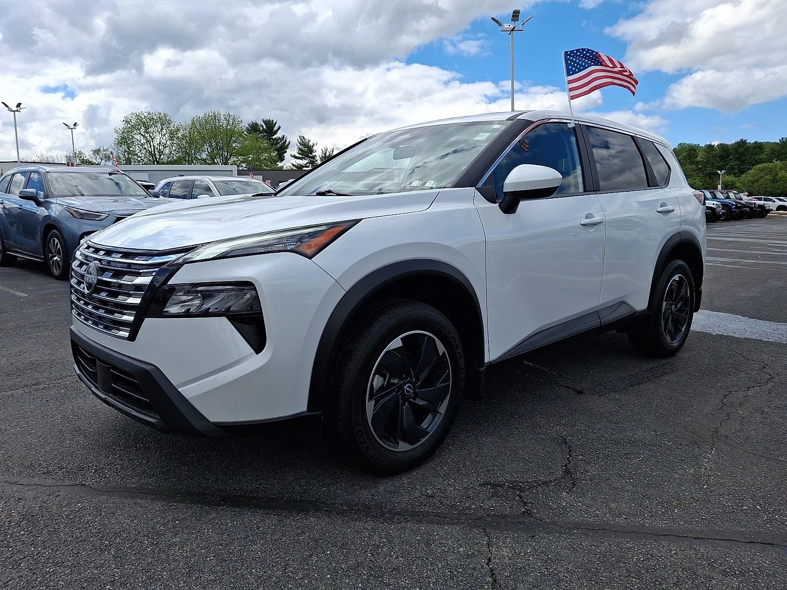 Used 2025 Everest White Pearl Nissan SV image 3