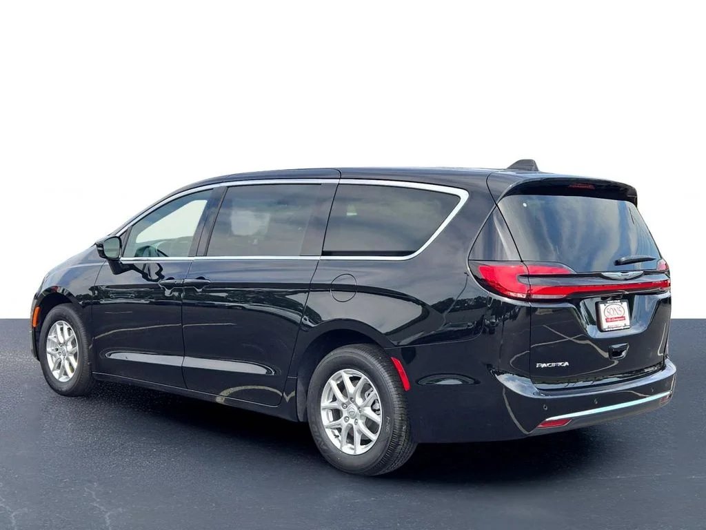 New 2026 Diamond Black Crystal Pearl-Coat Exterior Paint Chrysler Select image 7