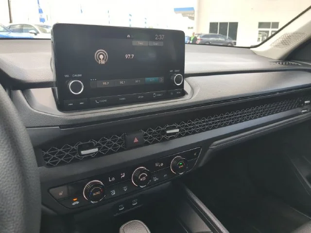 Used 2025  Honda SE image 17