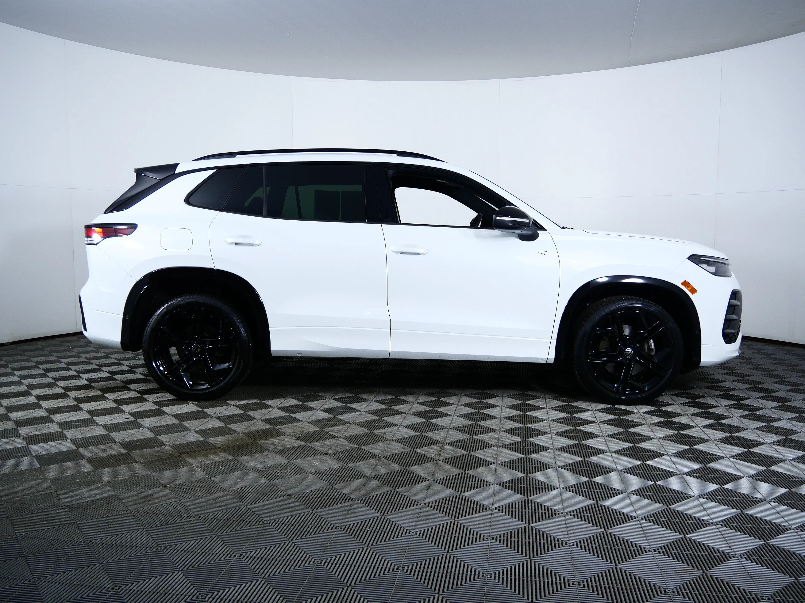 Certified Used 2025 OPAL WHITE PEAR Volkswagen SE R-Line Black image 8