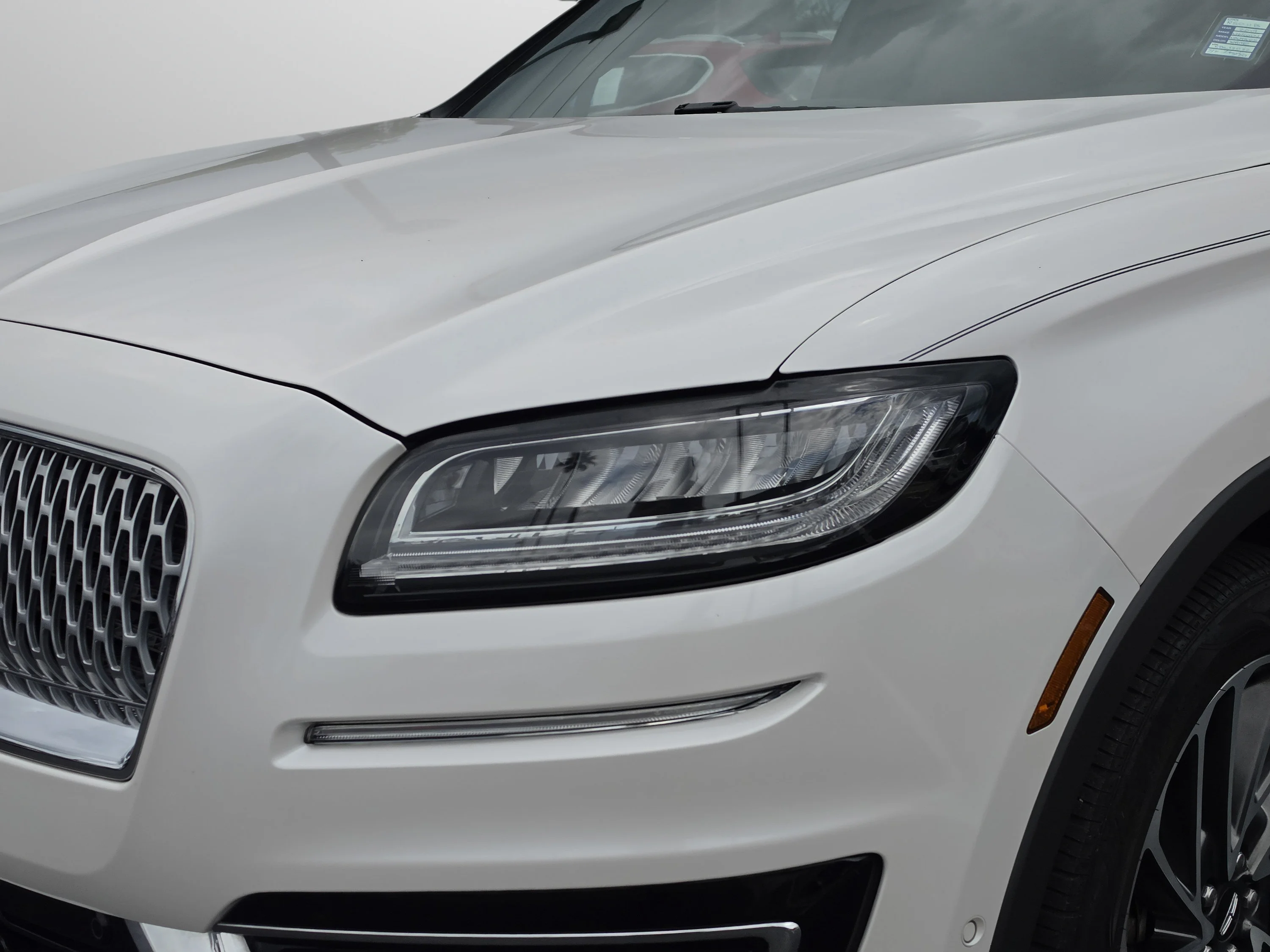 Used 2019 White Platinum Clearcoat Metallic Lincoln Reserve image 13