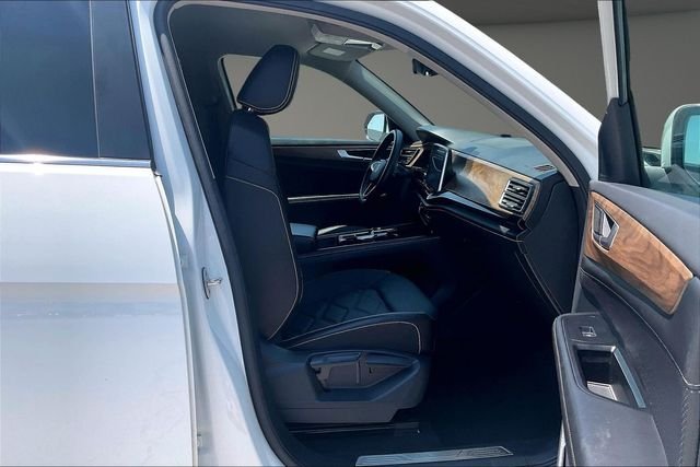 Used 2025 White Volkswagen 2.0T SE w/Technology image 7