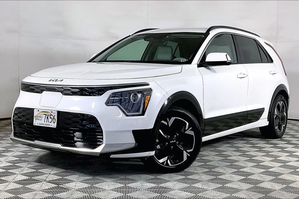 Used 2023 White Kia Wind image 1