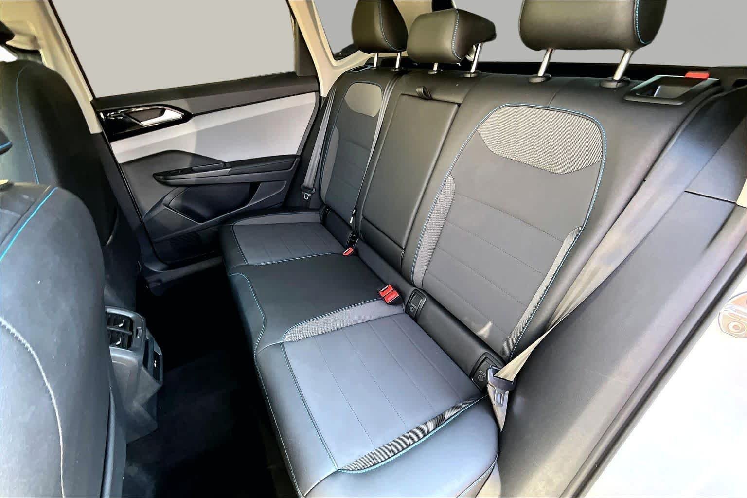 Used 2024 Pure White w/ Deep Black Roof Volkswagen SE Black image 21