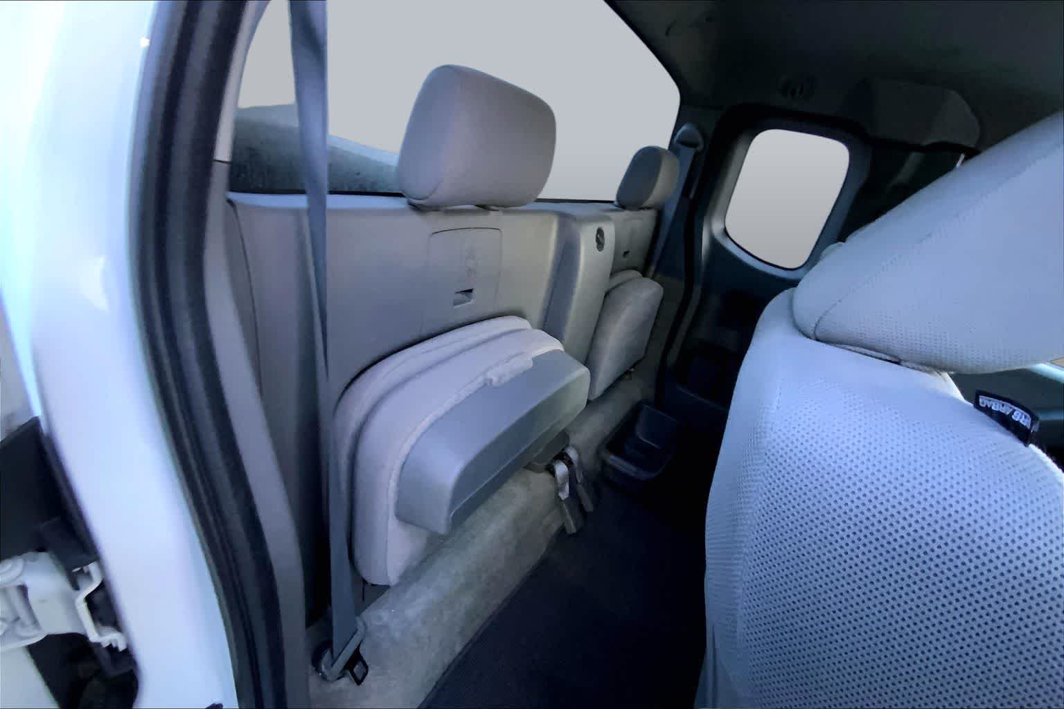Used 2015 Glacier White Nissan S image 17