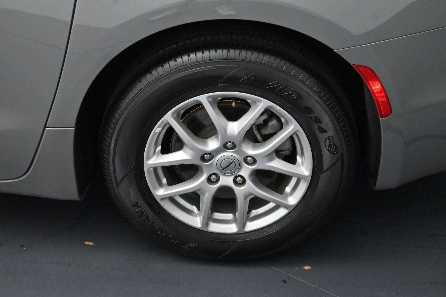 Used 2025 Gray Chrysler Select image 60