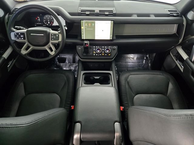 Used 2023 Gold Land Rover X-Dynamic SE image 4